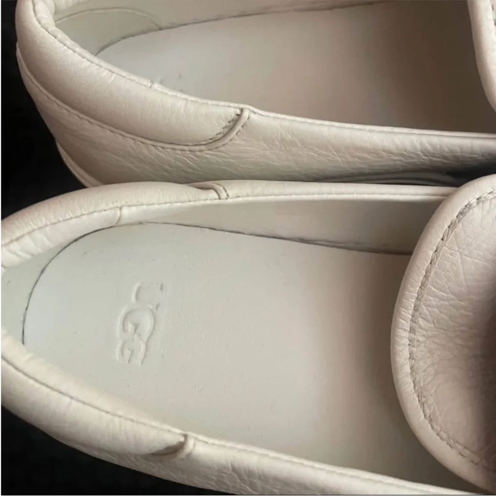UGG – Chayze Slip-On Sneakers – White / Black Logo Band – Sz. 10